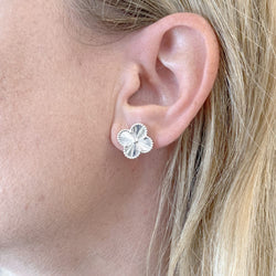Boucles d'oreilles Puces VAN CLEEF & ARPELS "Vintage Alhambra" en or blanc - Castafiore