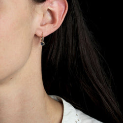 Boucles doreilles saphirs anciennes en dormeuse - Castafiore