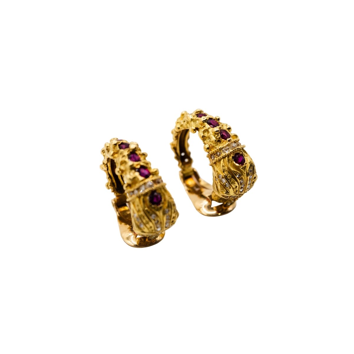 Boucles d'oreilles Têtes de félins en or jaune, rubis et diamants - Castafiore