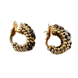 Boucles d'oreilles VAN CLEEF & ARPELS "Couscous Bagatelle" en or jaune, saphirs, rubis et diamants - Castafiore