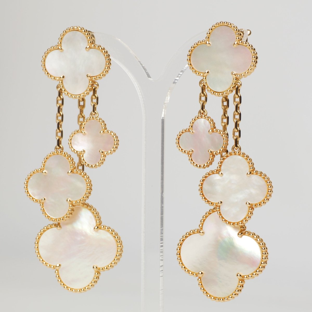 Boucles d’oreilles Van Cleef & Arpels Magic Alhambra 4 motifs - Castafiore