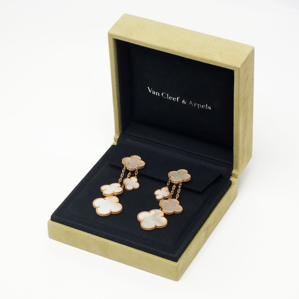 Boucles d’oreilles Van Cleef & Arpels Magic Alhambra 4 motifs - Castafiore