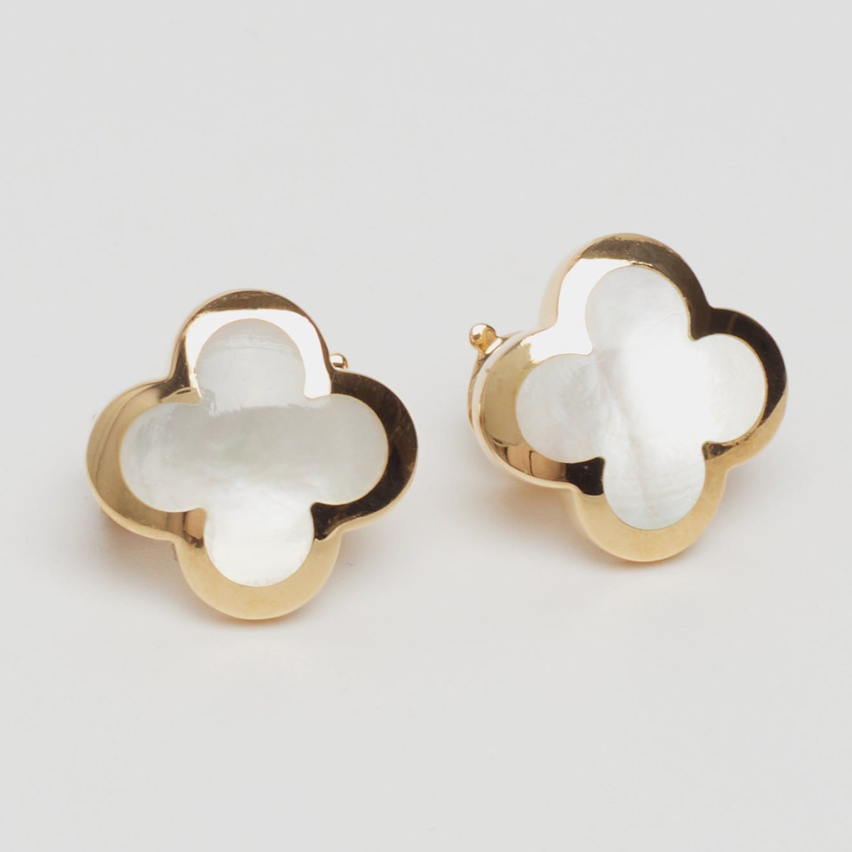 Boucles d’oreilles Van Cleef & Arpels Pure Alhambra Nacre en or jaune - Castafiore