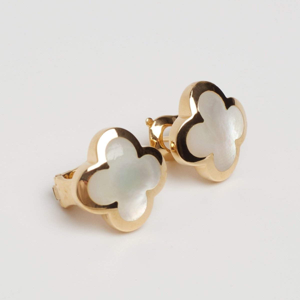 Boucles d’oreilles Van Cleef & Arpels Pure Alhambra Nacre en or jaune - Castafiore