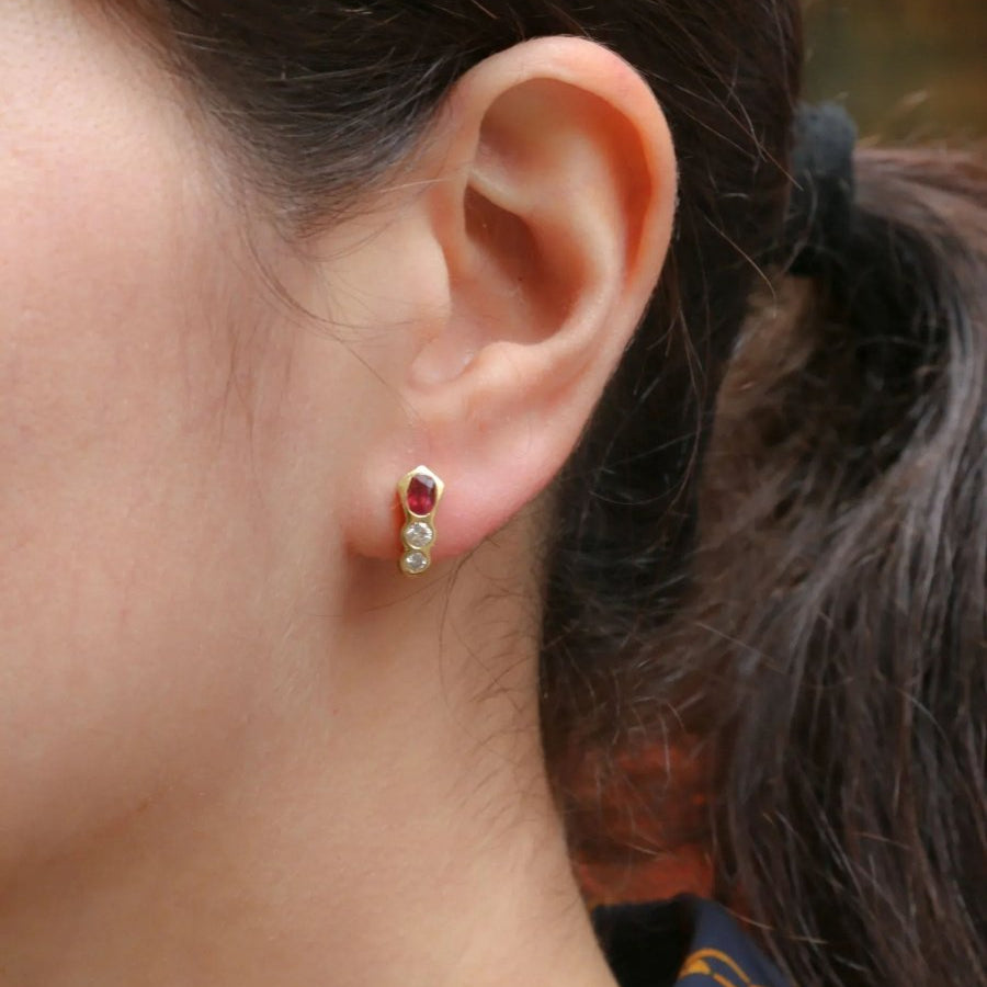 Boucles d’oreilles vintage en or jaune, diamants et rubis - Castafiore