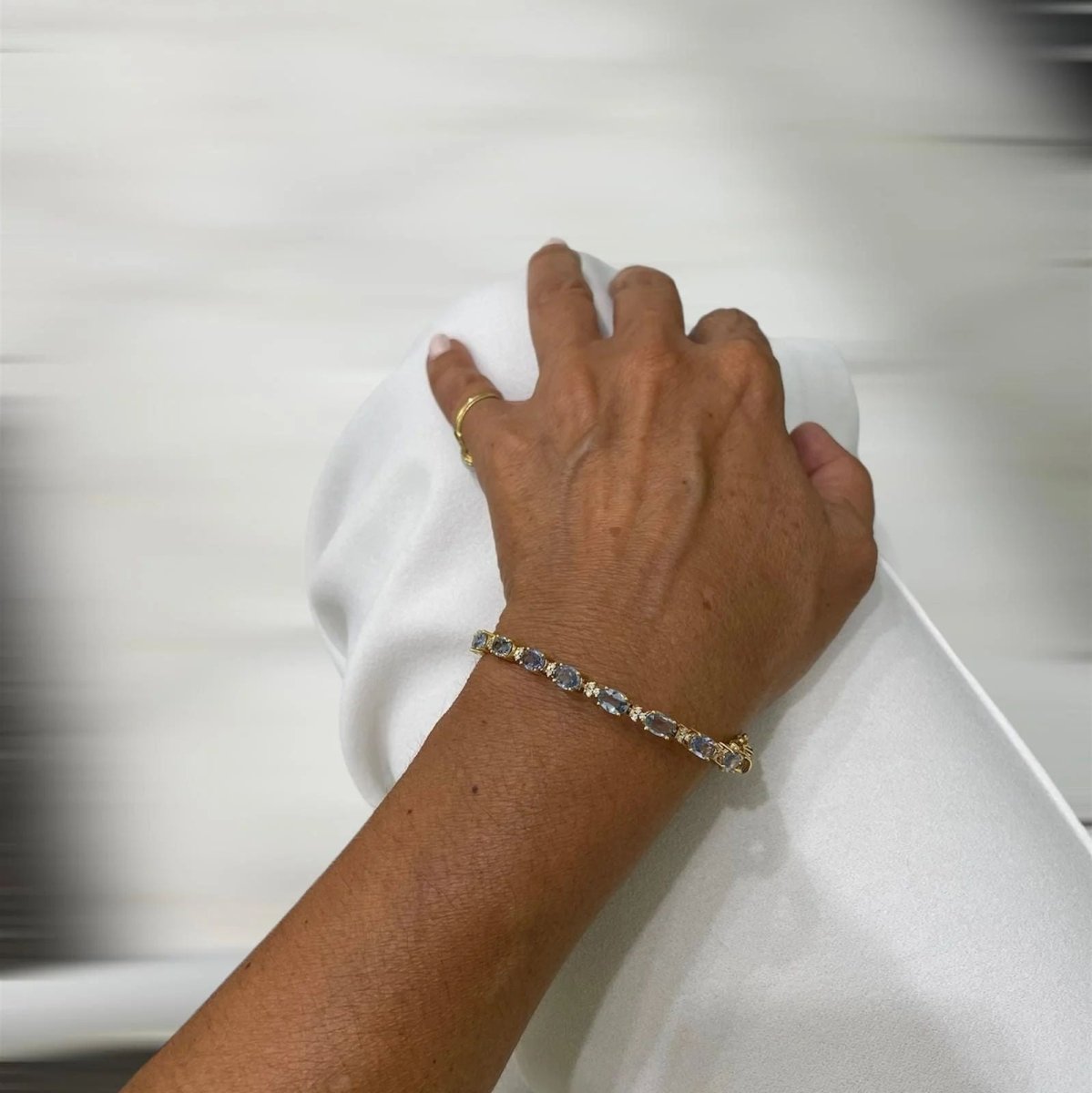 Bracelet à maillons en or rose avec saphir bleu clair et diamant CTW 14 - Castafiore