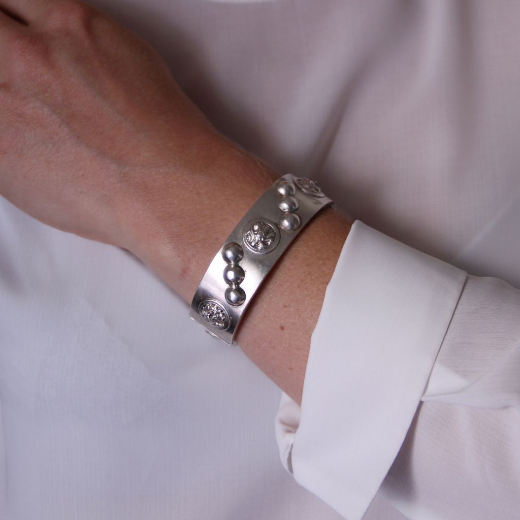 Bracelet ANCIEN Jonc décoré en argent - Castafiore