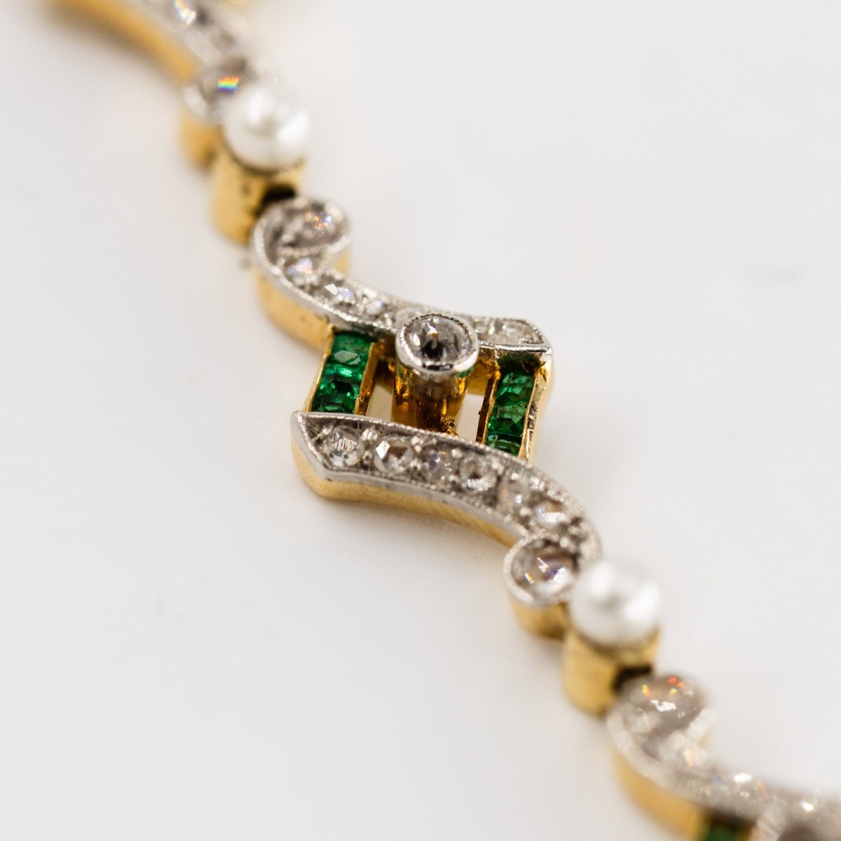 Bracelet Art Deco en or jaune, platine, perles, émeraudes et diamants - Castafiore
