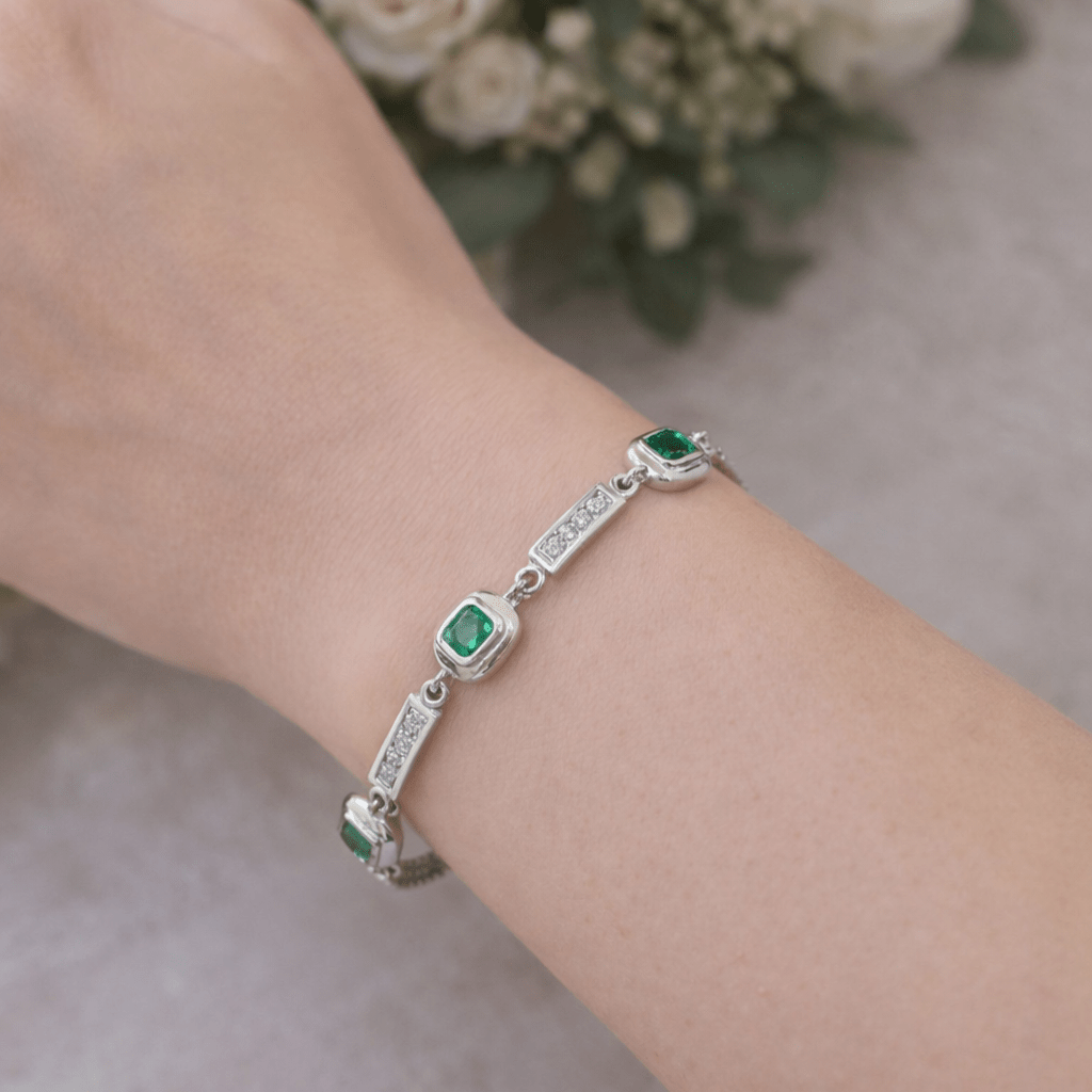 Bracelet Breloque en or blanc, émeraudes et diamants - Castafiore