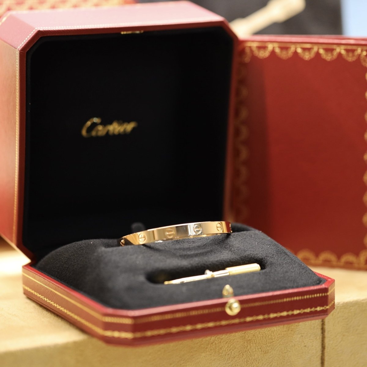 Bracelet CARTIER Love classique en or rose - Castafiore