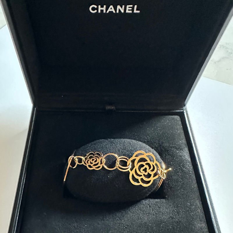 Bracelet CHANEL "Camélia" en or jaune - Castafiore