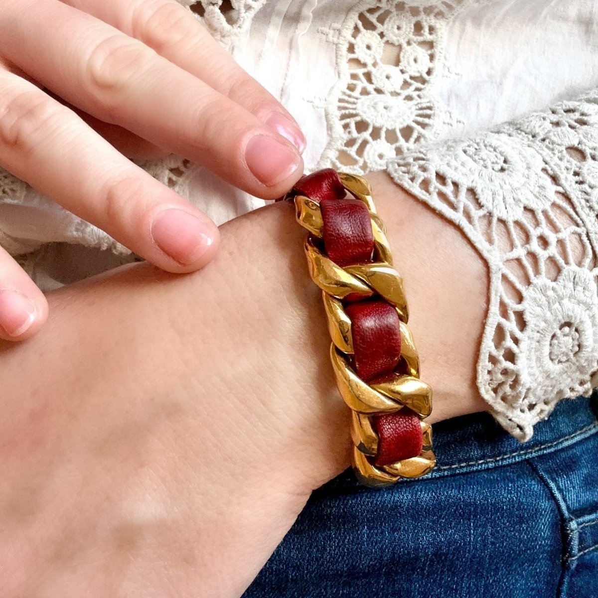 Bracelet CHANEL gourmette en métal doré et cuir - Castafiore