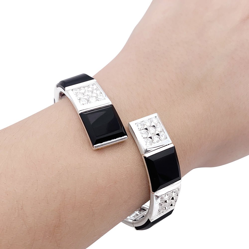 Bracelet CHANEL, "Harmonie", or blanc, diamants et onyx - Castafiore