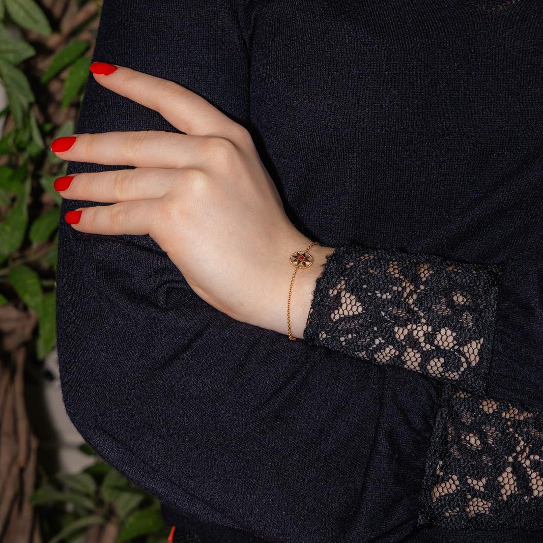 Bracelet DIOR "Rose des vents" en or jaune, nacre et rubis - Castafiore
