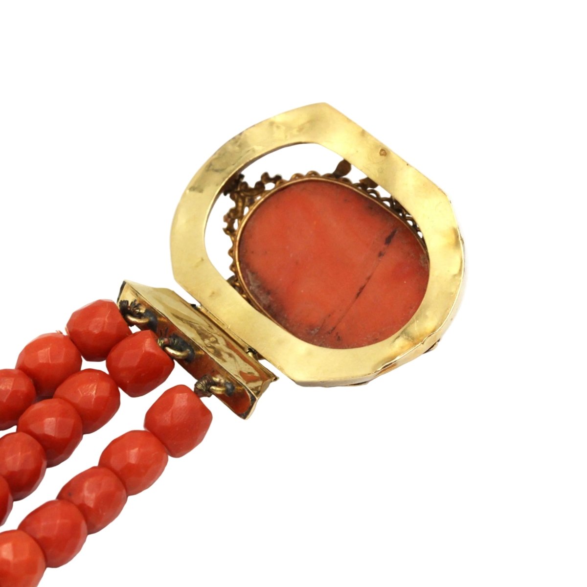 Bracelet en or jaune, camée et corail - Castafiore