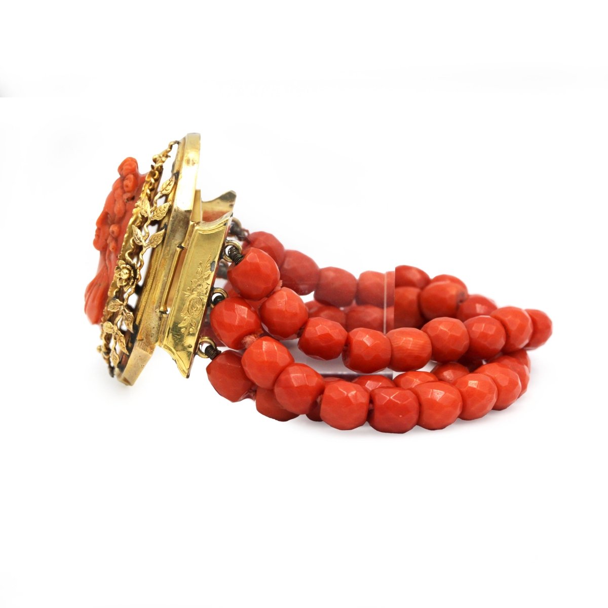 Bracelet en or jaune, camée et corail - Castafiore