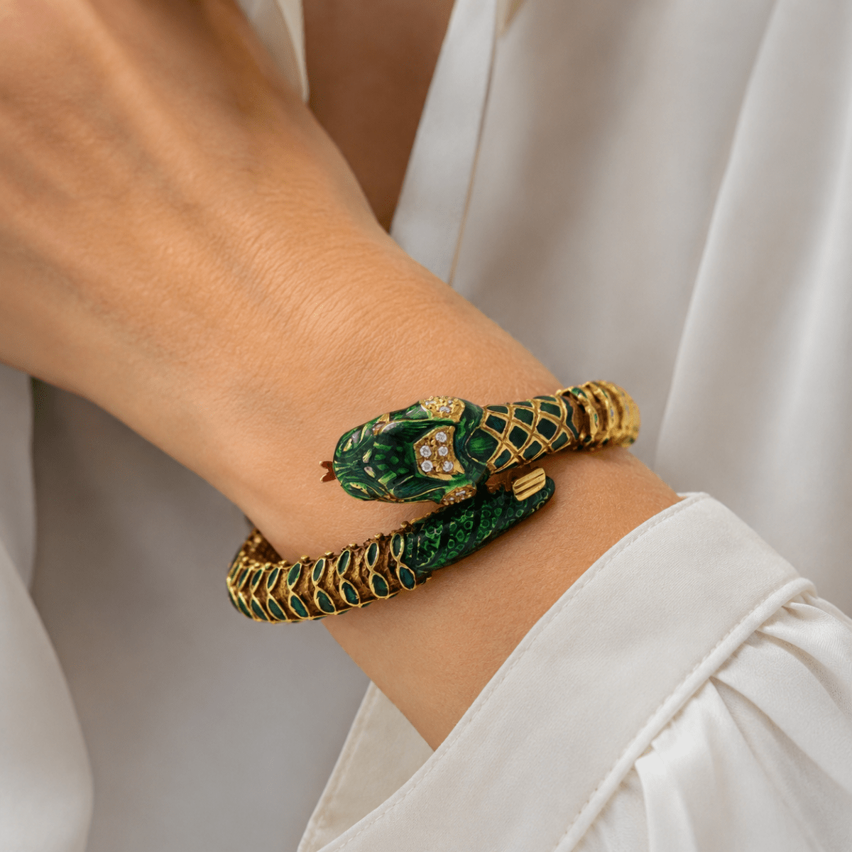 Bracelet en or jaune, émail, rubis et diamants - Castafiore