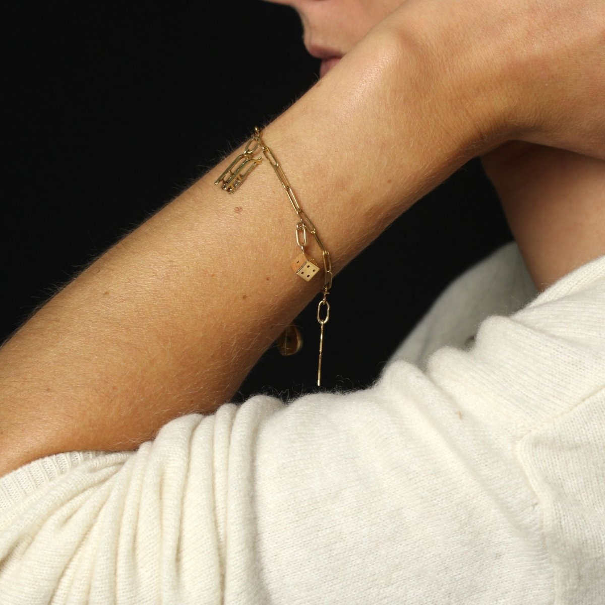 Bracelet gourmette or jaune et ses breloques - Castafiore