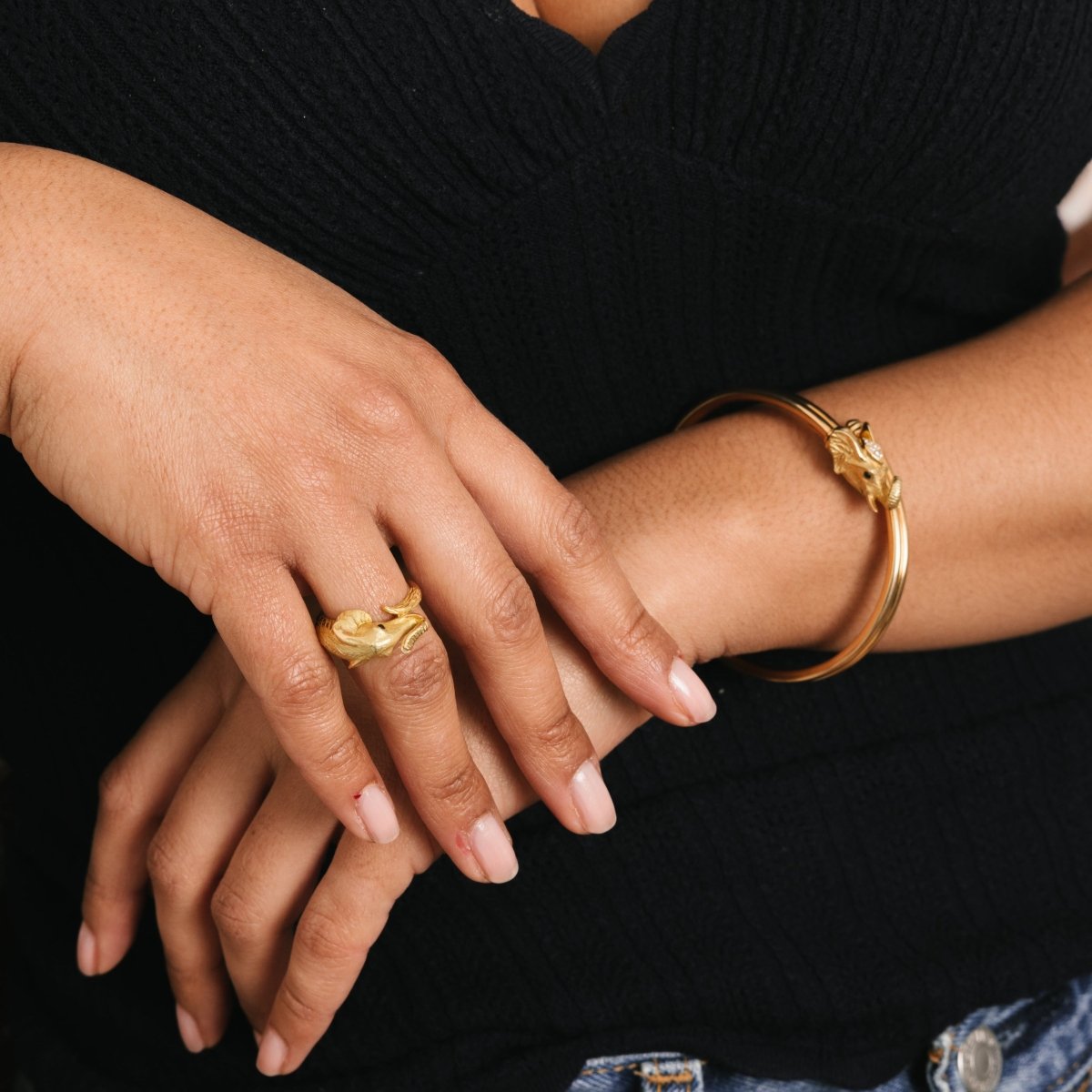 Bracelet JEAN ET PIERRE BELLIN Éléphant double jonc ouvert en or jaune, saphir, onyx et diamants - Castafiore