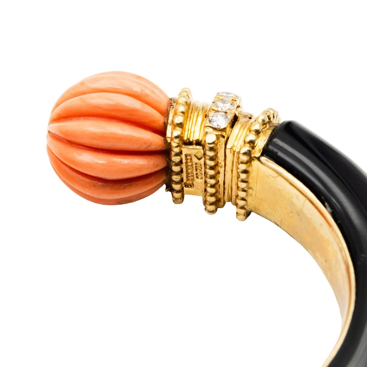 Bracelet Jonc BOUCHERON en or jaune, corail, onyx et diamants - Castafiore