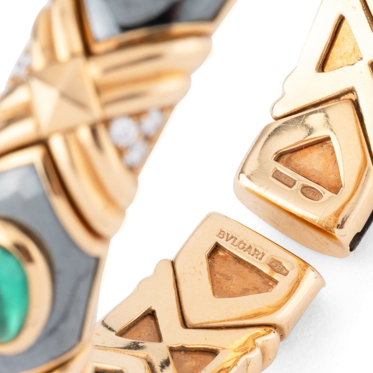 Bracelet Jonc BULGARI en or jaune, hématite, émeraudes et diamants - Castafiore