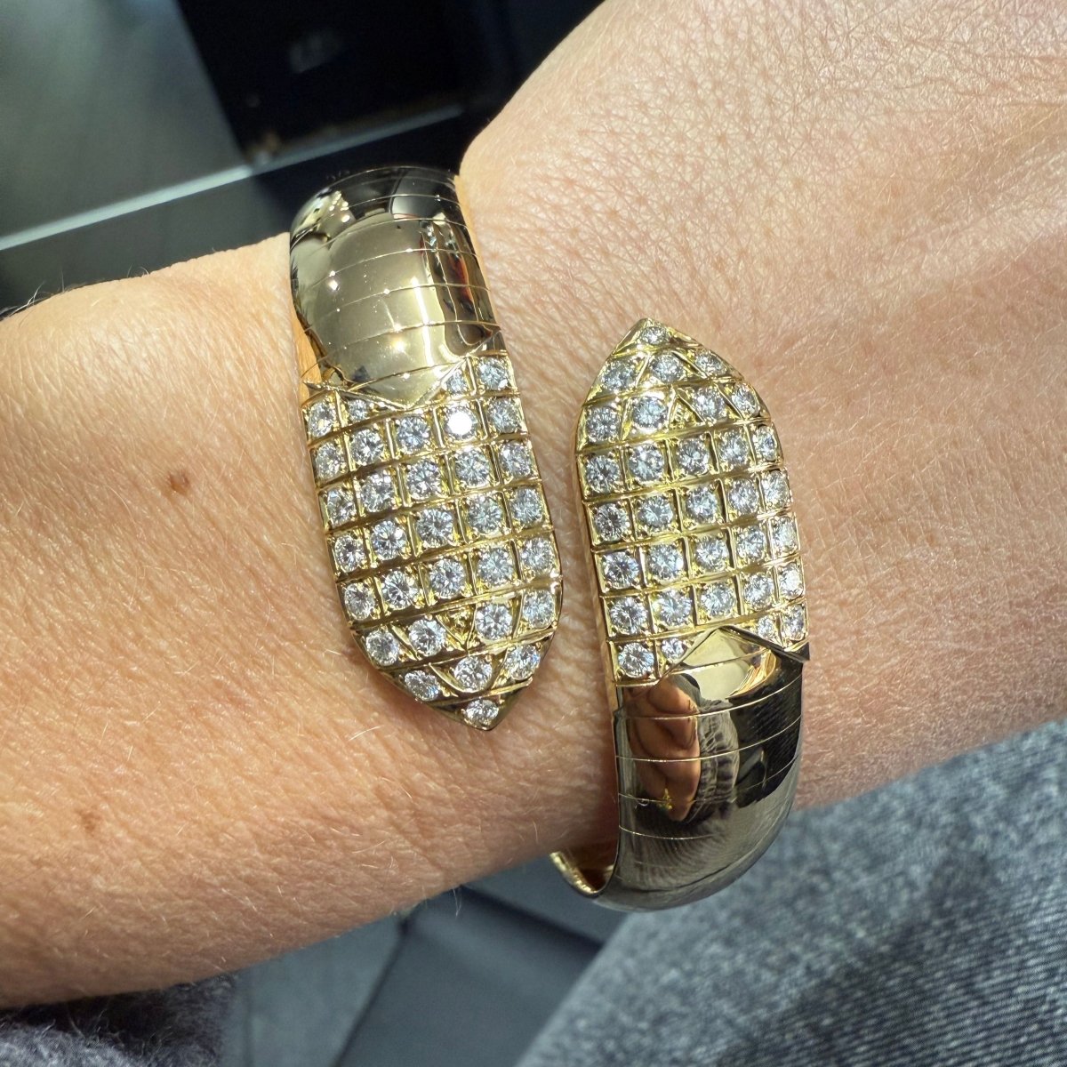 Bracelet Jonc CHAUMET "Plume" en or jaune et diamants - Castafiore