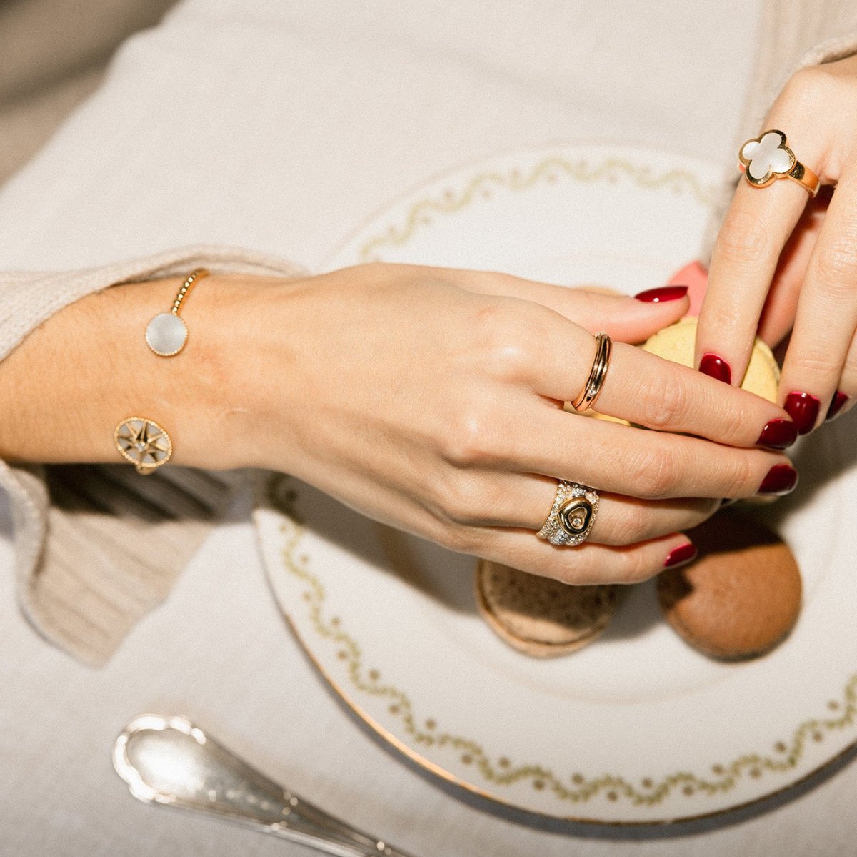 Bracelet Jonc DIOR "Rose des Vents" en or jaune, nacre et diamant - Castafiore