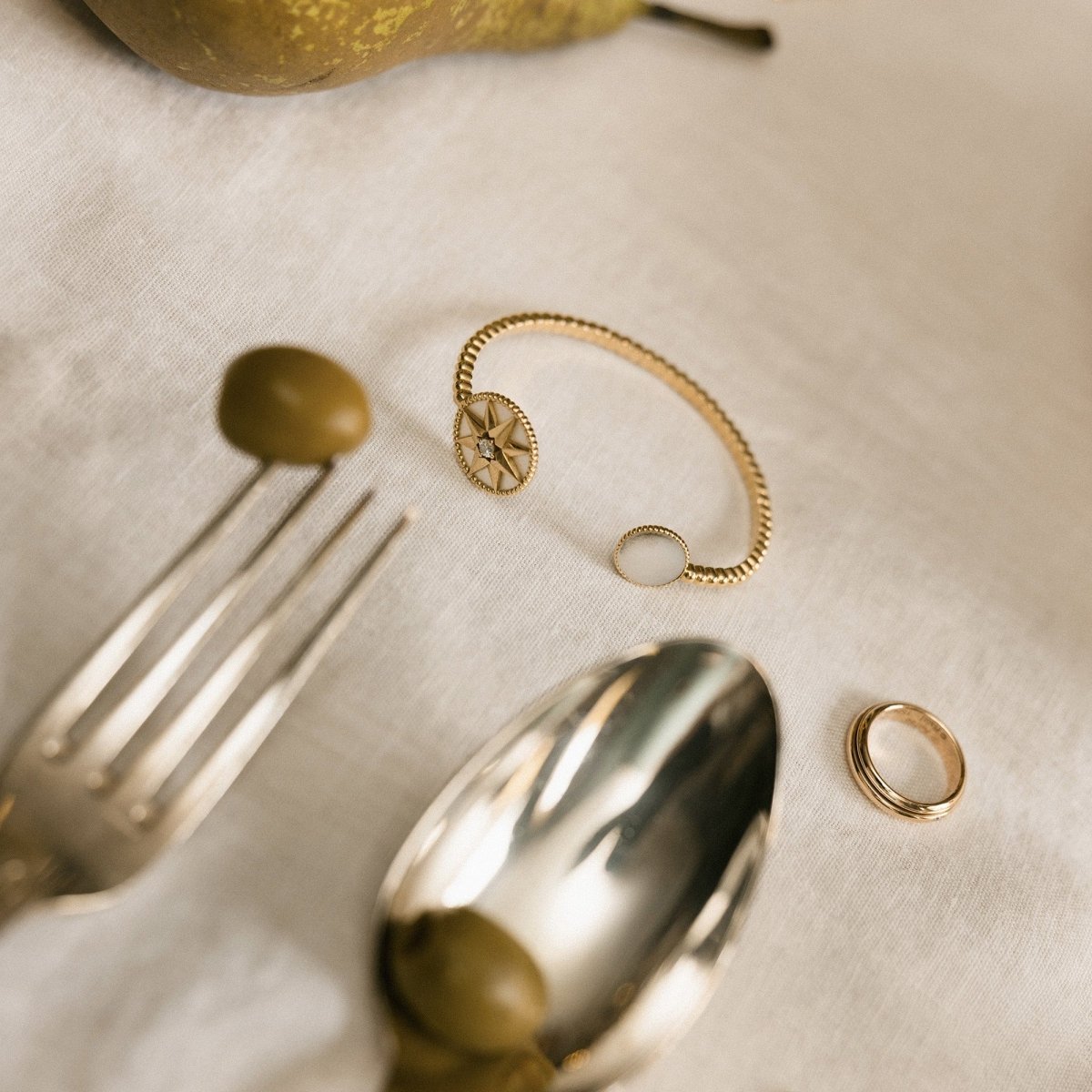 Bracelet Jonc DIOR "Rose des Vents" en or jaune, nacre et diamant - Castafiore