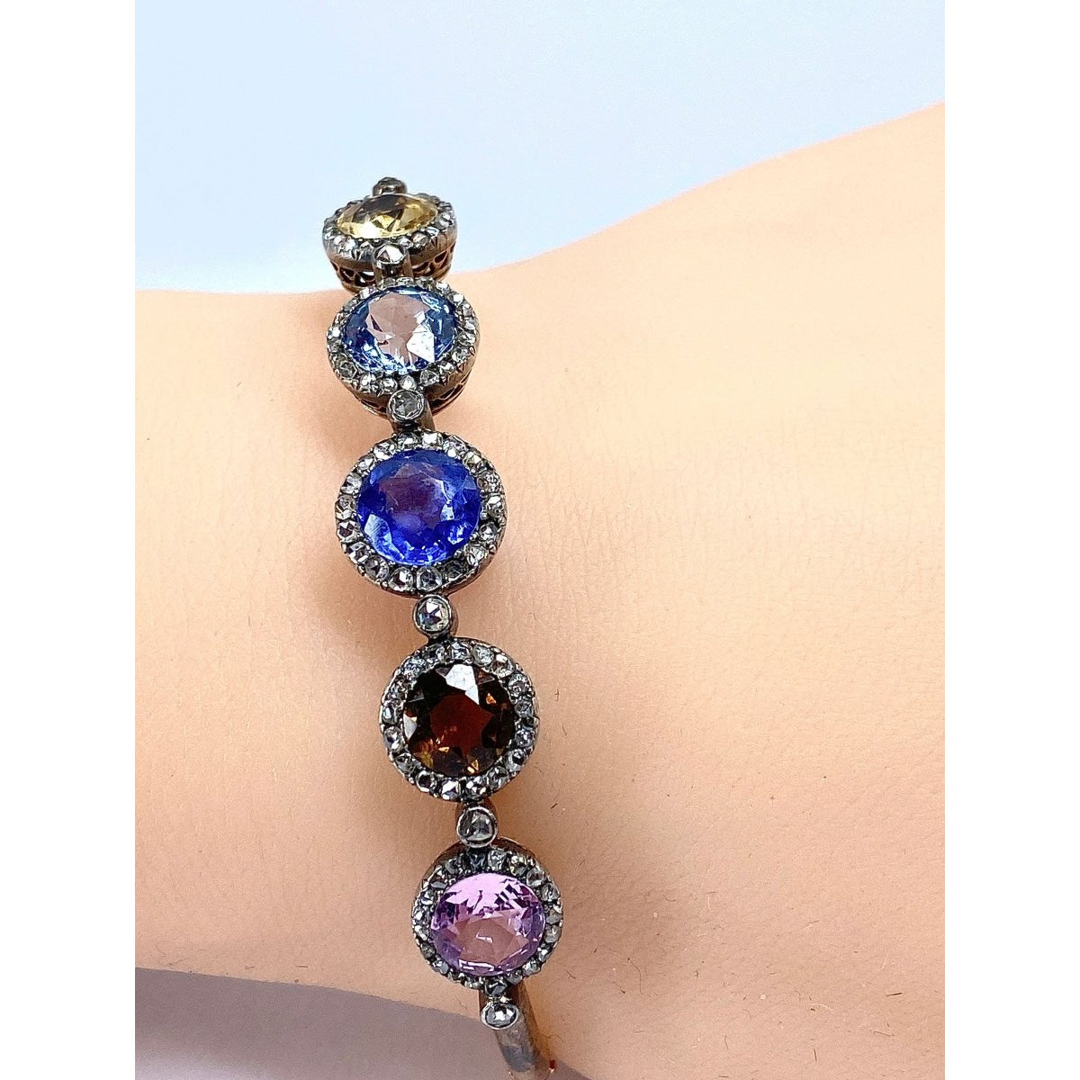 Bracelet jonc en or 18 carats, multipierres: saphir,topazes,citrine. Epoque Napoléon III - Castafiore