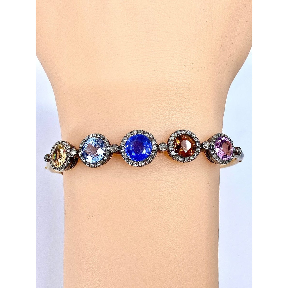 Bracelet jonc en or 18 carats, multipierres: saphir,topazes,citrine. Epoque Napoléon III