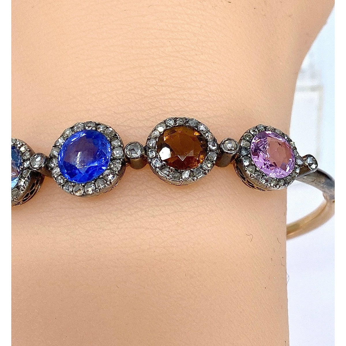 Bracelet jonc en or 18 carats, multipierres: saphir,topazes,citrine. Epoque Napoléon III