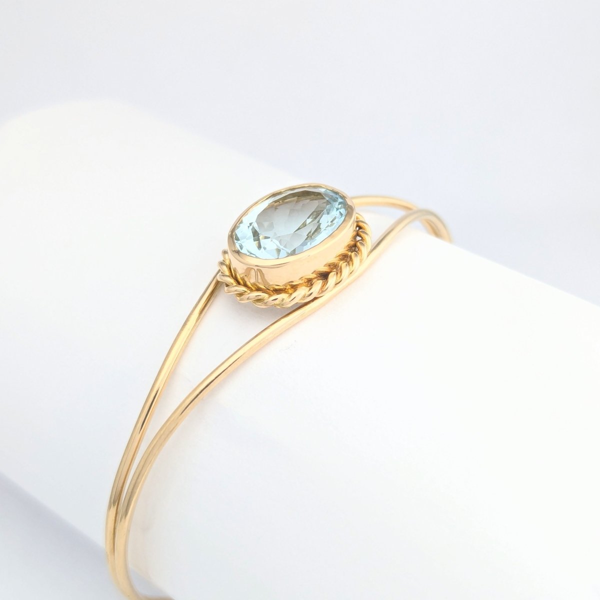 Bracelet jonc en or jaune et aigue-marine