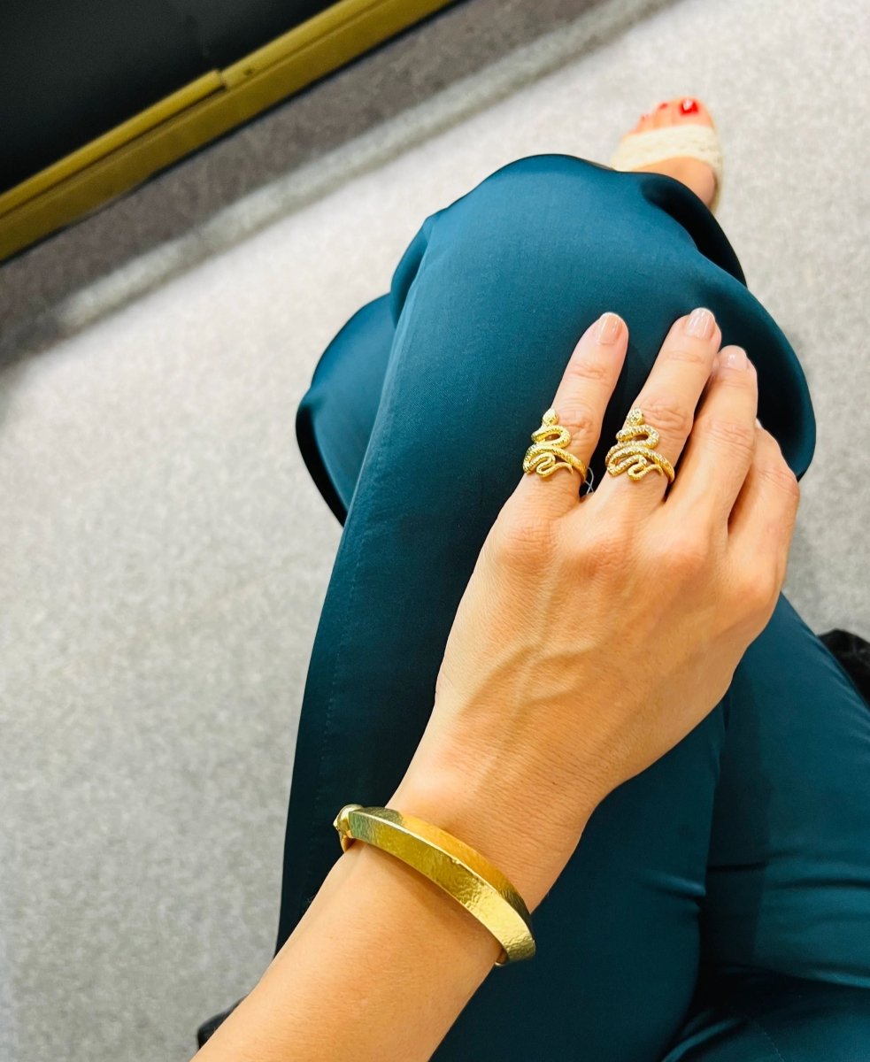 Bracelet jonc en or jaune martelé 22 k du créateur Lalaounis - Castafiore