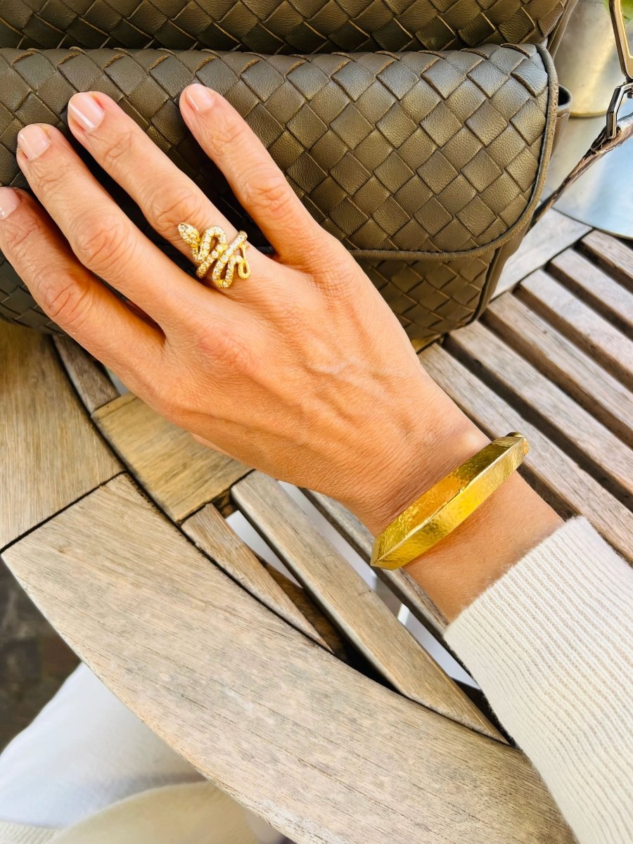 Bracelet jonc en or jaune martelé 22 k du créateur Lalaounis - Castafiore