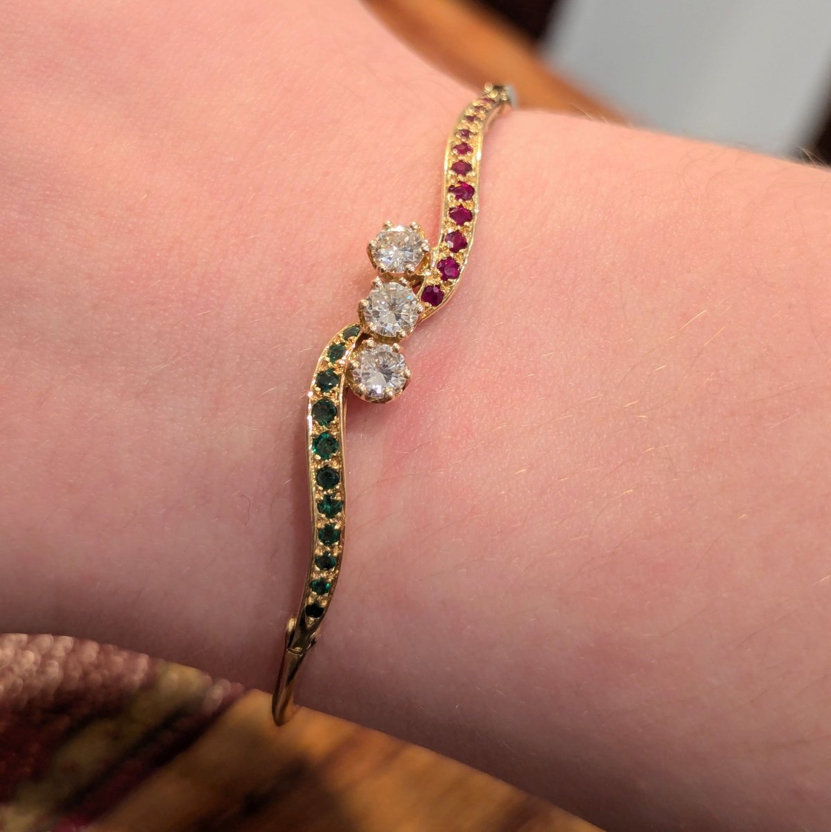 Bracelet Jonc en or jaune, rubis, émeraudes et diamants - Castafiore