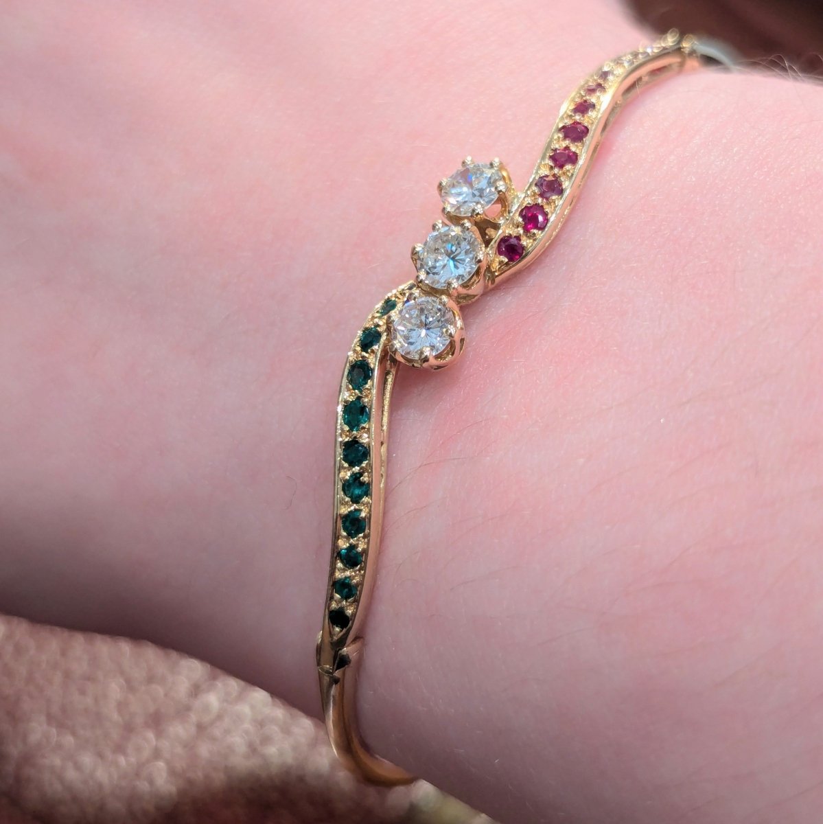 Bracelet Jonc en or jaune, rubis, émeraudes et diamants - Castafiore