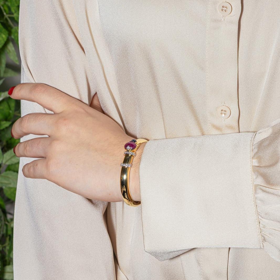 Bracelet Jonc en or jaune, rubis, saphir et diamants - Castafiore