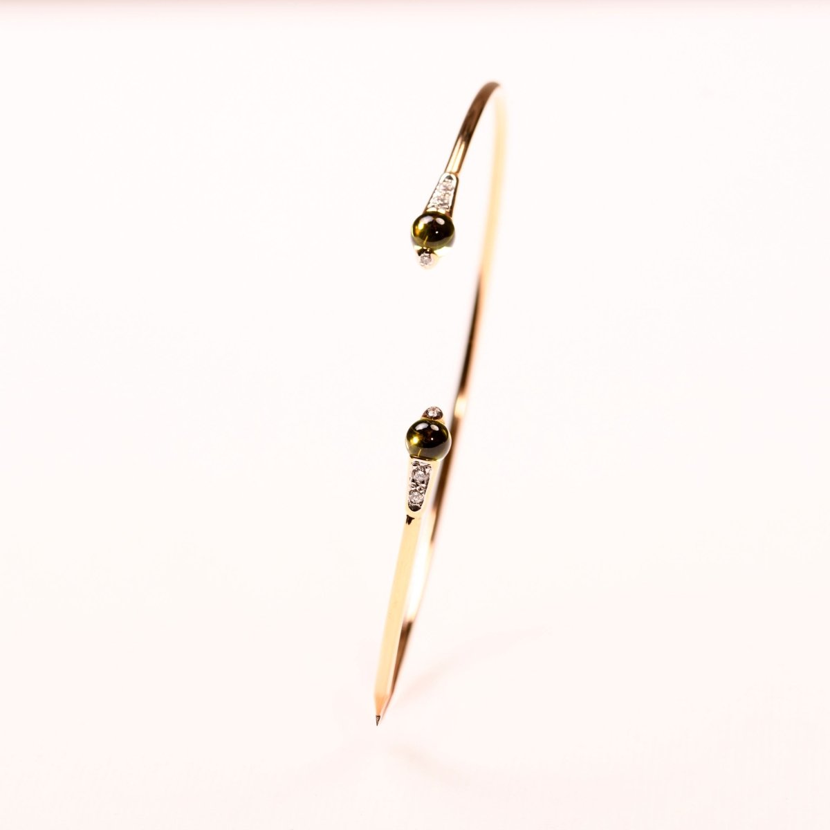 Bracelet jonc ouvert Pomellato "M'ama non m'ama" péridots et diamants - Castafiore