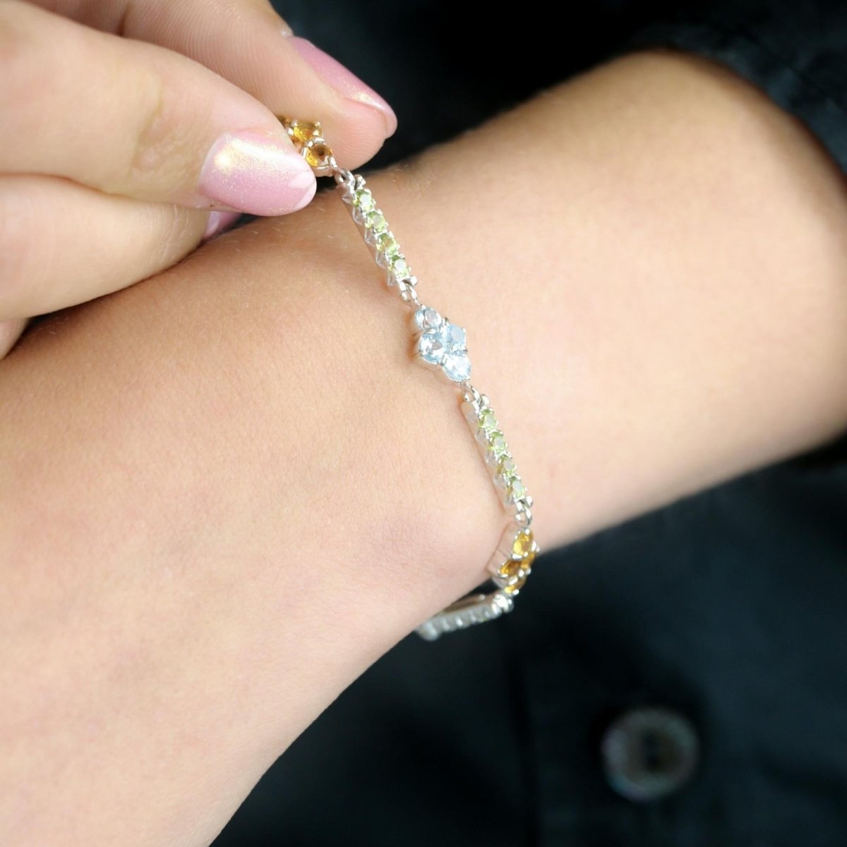 Bracelet Ligne en or blanc, citrines, péridots et topazes - Castafiore