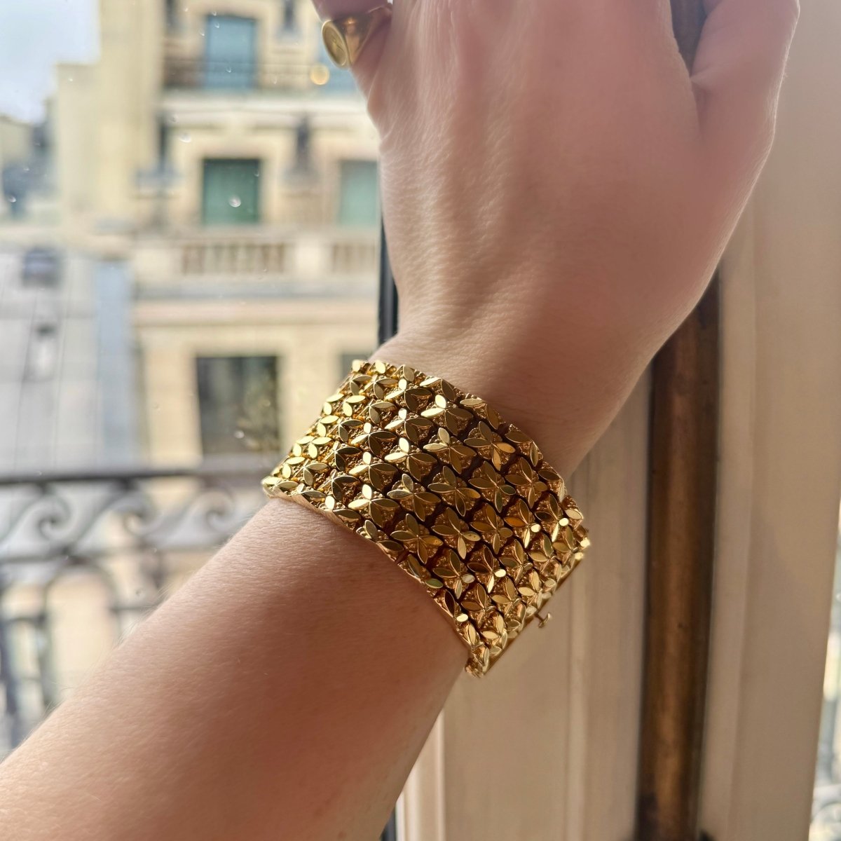 Bracelet manchette maille fleurie en or jaune - Castafiore