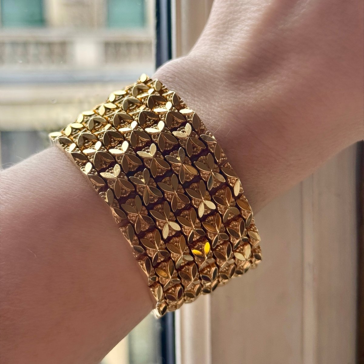 Bracelet manchette maille fleurie en or jaune - Castafiore