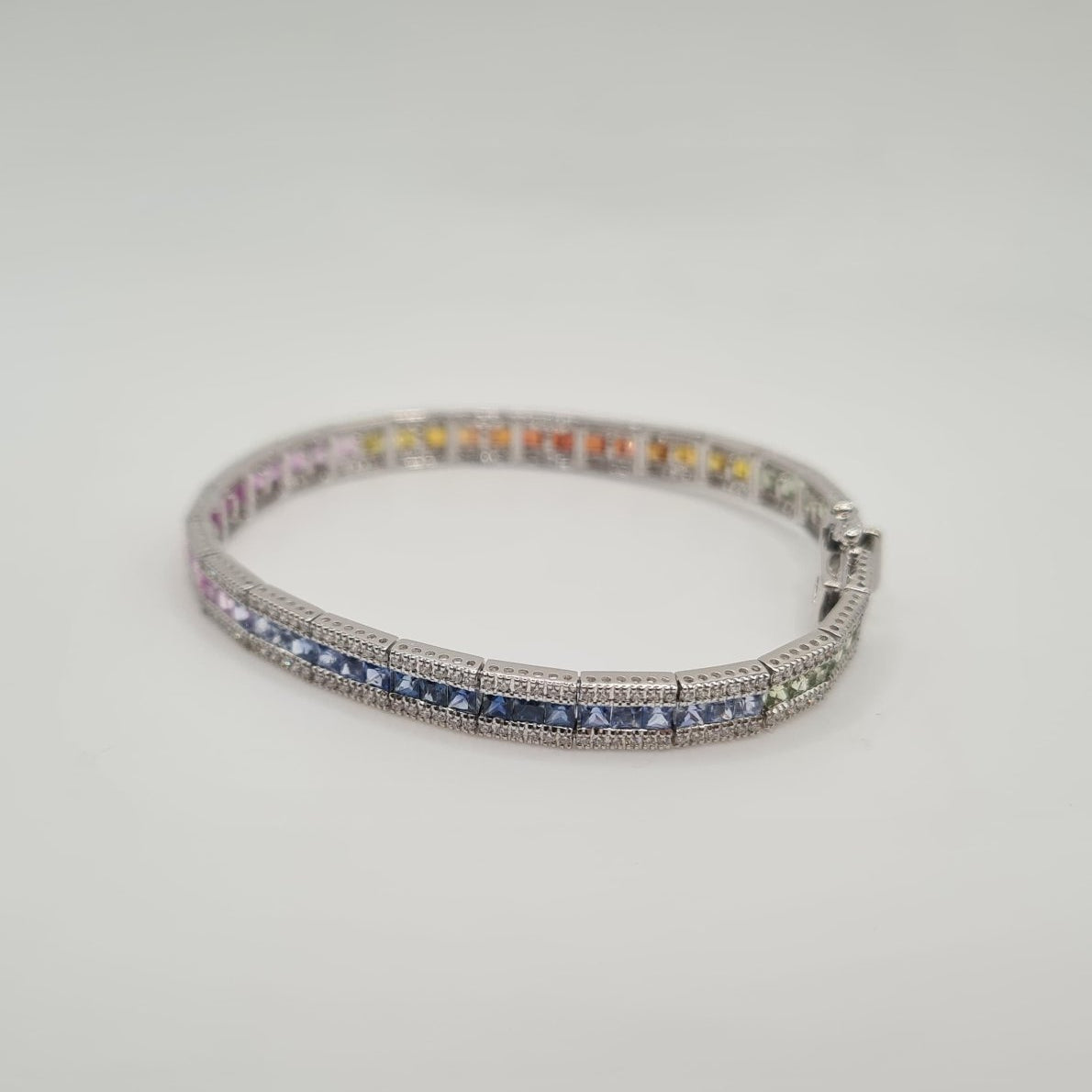 Bracelet or blanc serti de diamants et saphir multi-couleur - Castafiore