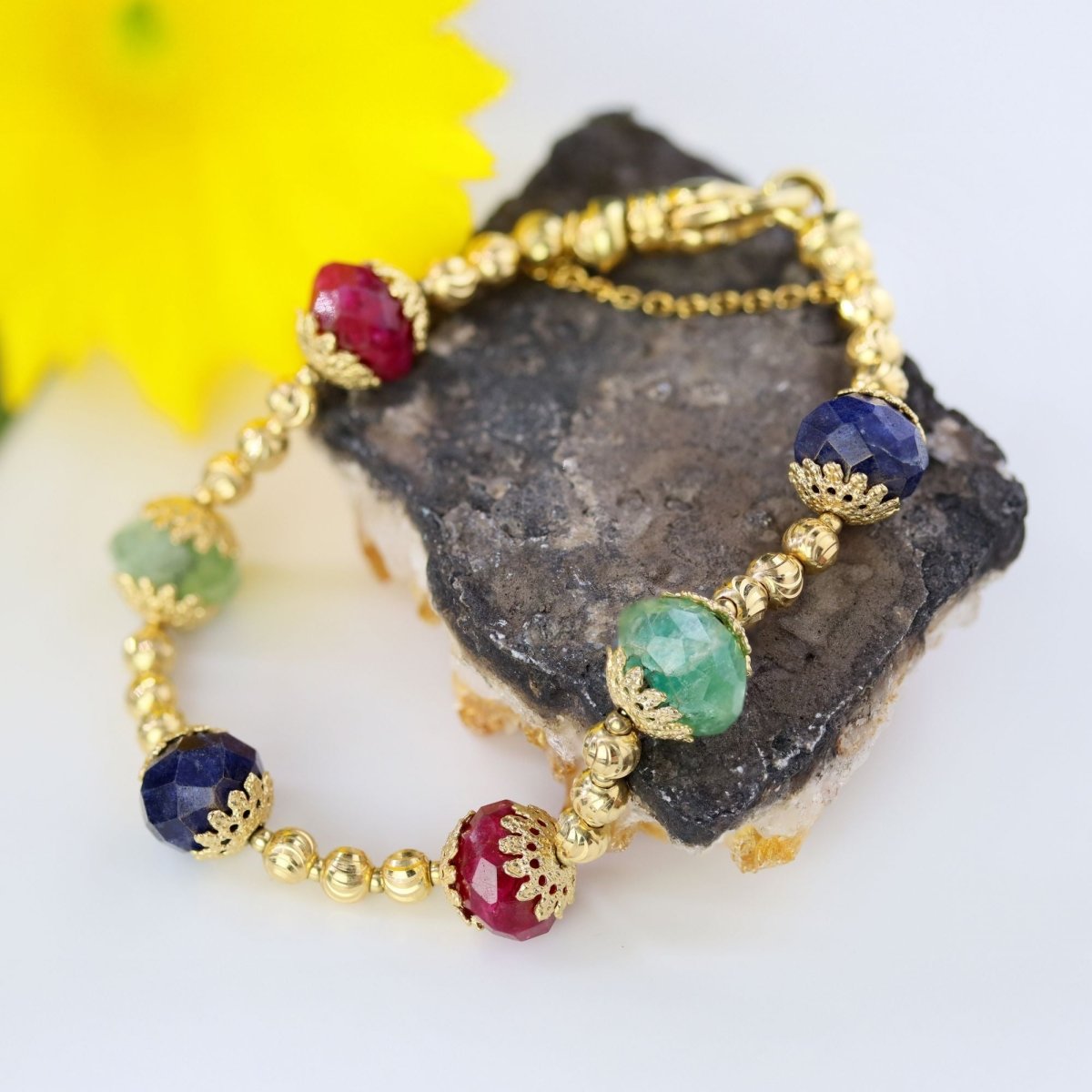 Bracelet or jaune et perles de rubis saphirs émeraudes en or jaune - Castafiore