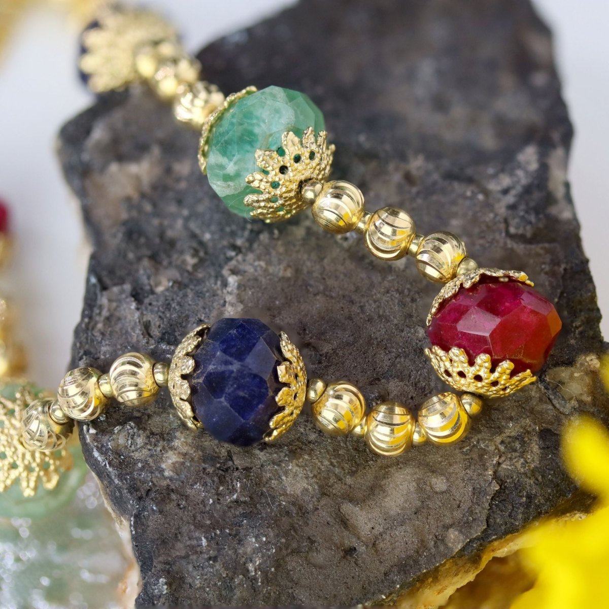 Bracelet or jaune et perles de rubis saphirs émeraudes en or jaune - Castafiore
