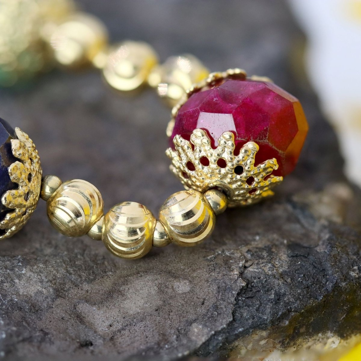 Bracelet or jaune et perles de rubis saphirs émeraudes en or jaune - Castafiore