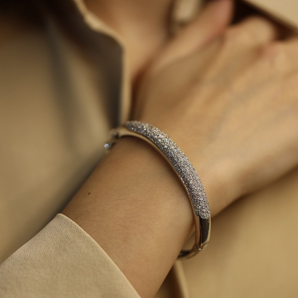 Bracelet rigide ouvrant en or gris 18 Cts serti de 5,0 Cts de diamants G - VS. - Castafiore