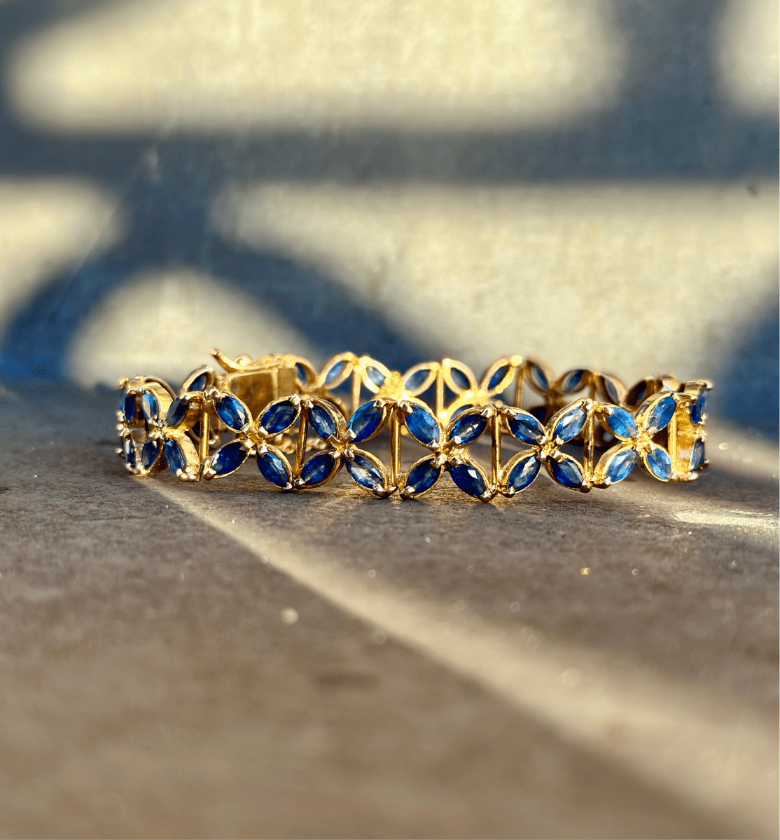 Bracelet rosaces en or jaune et saphirs - Castafiore