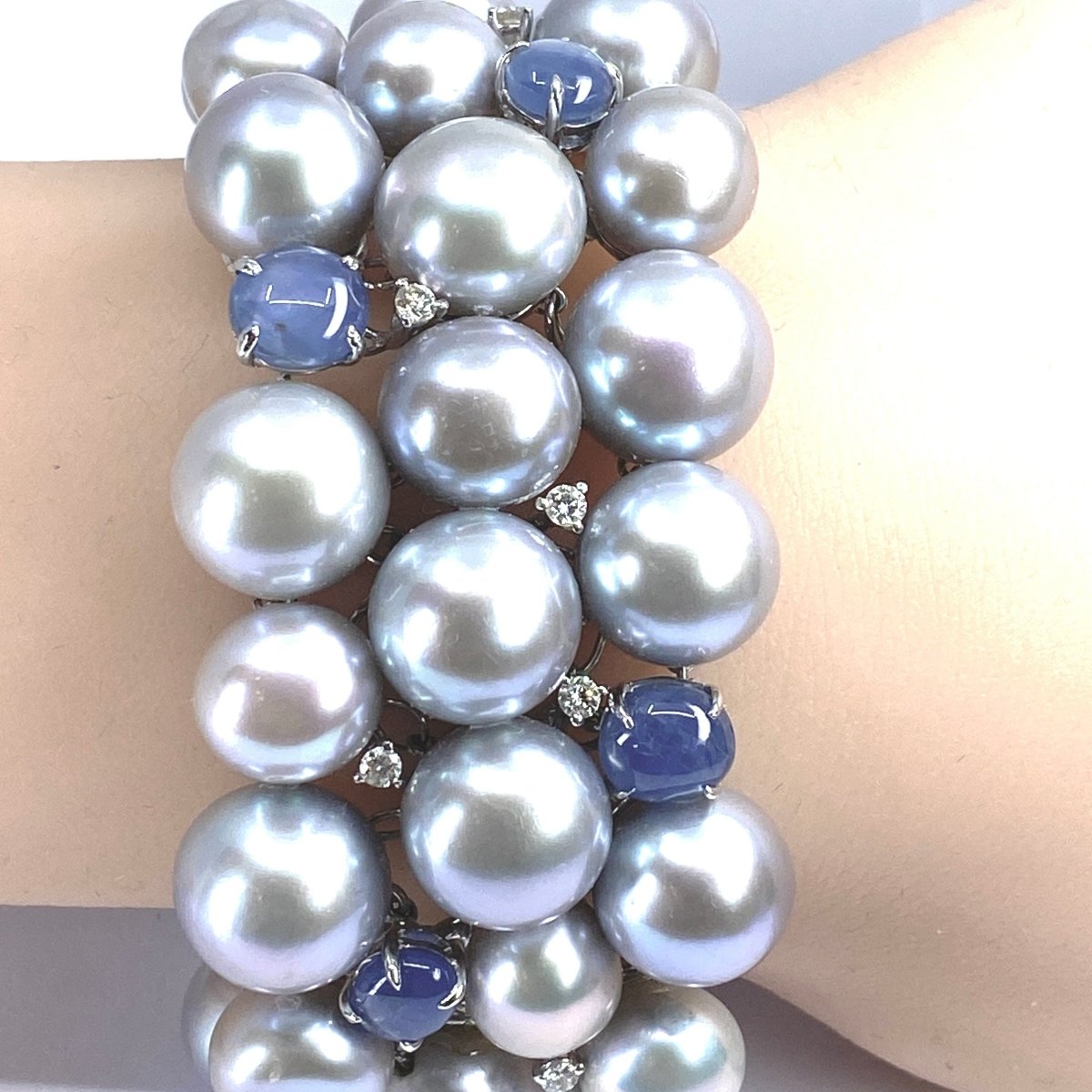 Bracelet Souple en or blanc, perles, saphirs et diamants - Castafiore