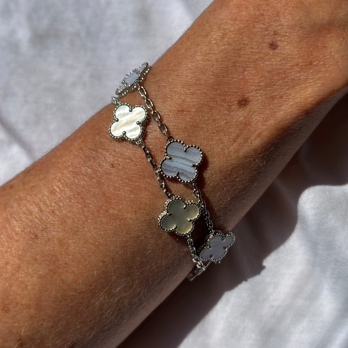 Bracelet VAN CLEEF & ARPELS Alhambra en or blanc et calcédoine
