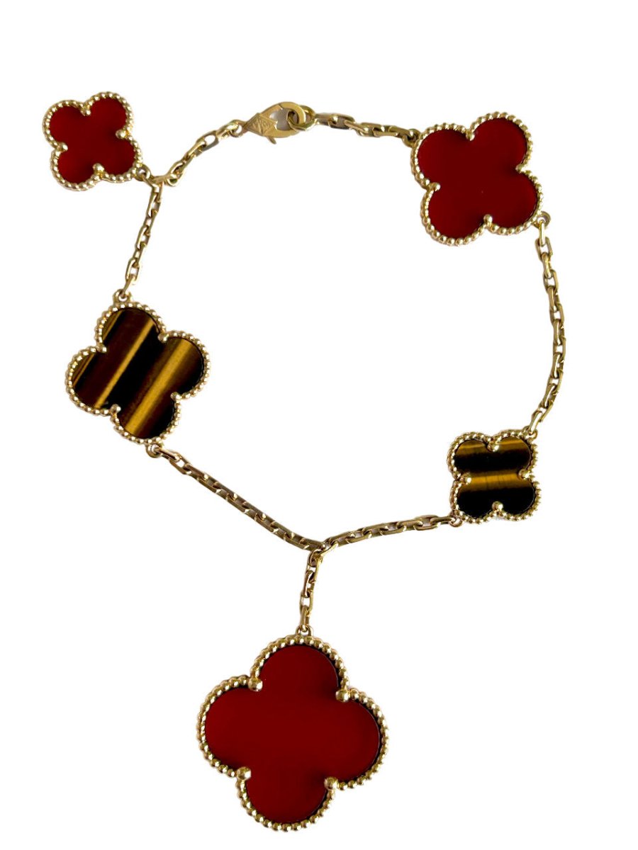 Bracelet VAN CLEEF & ARPELS "Magic Alhambra" en or jaune, oeil - de - tigre et cornaline - Castafiore